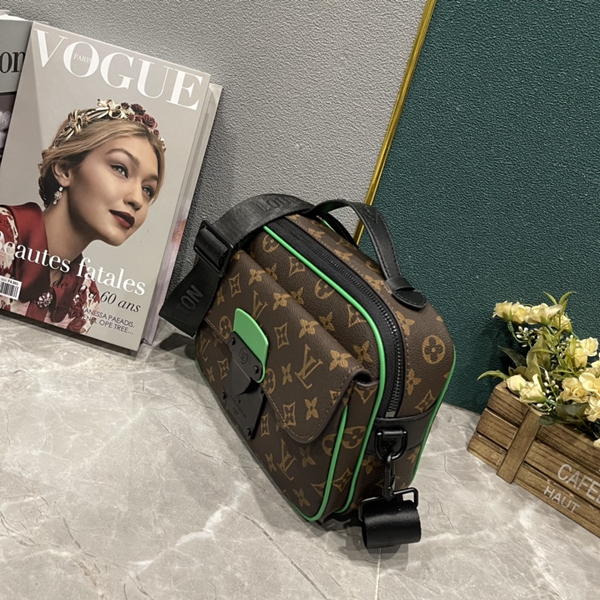 ルイヴィトンバッグ背面デザイン